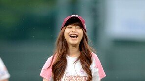 [포토] 주니엘, 아쉬운 시구…그렇지만 ‘신나~!’