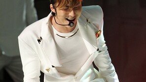 [포토] 김형준, 애절한 무대…무릎까지 꿇었다