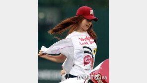 [포토] 주니엘, 겉옷 벗으려다 턱살 접혔네!