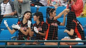 [포토] 빗속에서도 화장 고치는 프로정신(?) 뛰어난 치어리더들