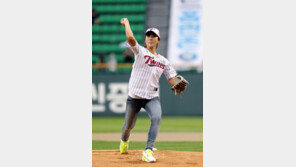 [포토] ‘얼짱골퍼’ 홍진주, 빗속에서도 우아한 시구 자태