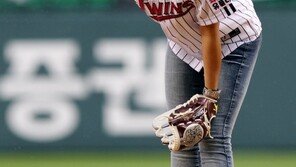 [포토] 홍진주, 완벽 시구 위한 예리한 눈빛