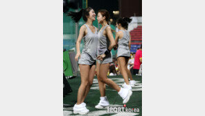 [포토] 치어리더, 서로 맞대는 아찔한 착시