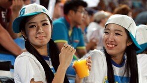 [포토] 롯데 치어리더 박기량, 남성팬에게 선물 받고 ‘싱긋~’