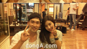 김소은, 훈남 스태프와 다정한 기념촬영…직찍도 ‘인형미모’