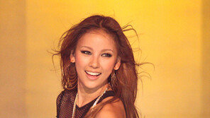 이효리, 섹시 힙합 여전사 변신…수영복 연상시키는 망사 의상까지