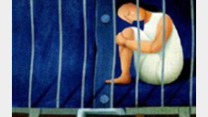 경찰이 조사받던 여성 살인범 몰아 성폭행