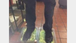 버거킹 직원 손님 먹을 상추 밟고는…