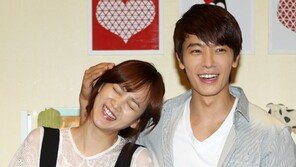 [SD포토] 윤승아, 동해 달콤한 손길에 웃음꽃 ‘활짝’