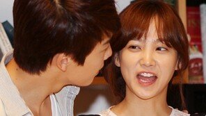 [SD포토] 윤승아, 시선 오로지 동해 향해 ‘애틋’