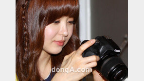 [SD포토] 유소영, 사진 삼매경…만족한 듯 ‘싱긋’