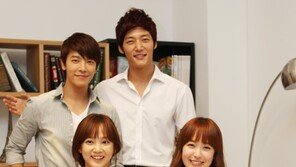 [SD포토] 최진혁, 동해에게 왜? ‘매너손’ 발동