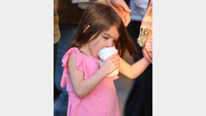 케이티 홈즈-수리 교통사고 당해… 쓰레기 수거 트럭에 받혀