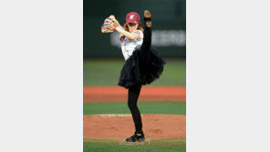 [포토] 김리회, 타이즈 입고 ‘다리 번쩍’ 환상 시구