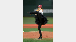 [포토] 김리회, 하이킥 와인드업 ‘블랙스완 포스 작렬’