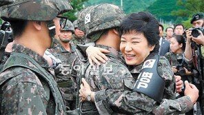 맞받은 박근혜 “5·16, 나처럼 생각하면 다 잘못된 사람이냐”