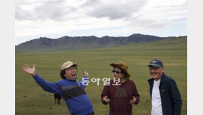 중년 셋, 태고의 텅 빈 초원서 “처음처럼”