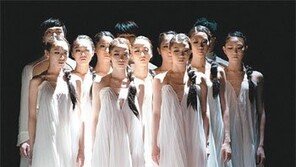 3만송이 국화꽃 위에 핀 김용걸 창작무용 ‘비애모’