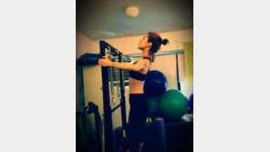 이윤지, 섹시 운동복 입고 ‘잔근육 몸매’ 공개 