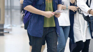 김수현, 공항 패션 ‘그냥 서있기만 해도 모델 포스’