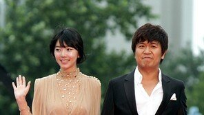 [포토] ‘16회 피판’ 배슬기, 이훈국 감독과 훈훈한 입장