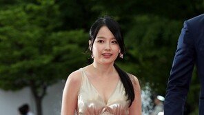 [포토] ‘16회 피판’ 한여름, 누드톤 드레스 ‘볼륨감 돋보여’