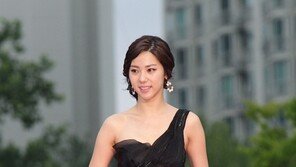 [포토] 정희연, 바람에 걸음마다 ‘섹시지수 상승’