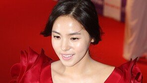 [SD포토] ‘레드 여신’ 민효린, 숨길 수 없는 볼륨감