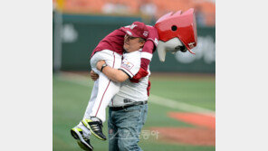 [포토] 배우 이근희, 가뿐하게 턱돌이 업었지만…민망한 손 위치