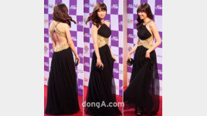 [SD포토] 박하선, ‘등 없는’ 반전 드레스에 뒤태 노출