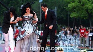 [SD포토] 이진주, ‘꽈당’ 굴욕 속 서인국 폭풍 매너 눈길