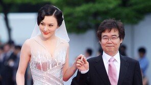 [SD포토] 왕쯔즈, 은빛 시스루 ‘거침없는 노출’