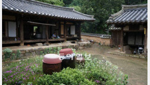 빗소리에 잠들어 새소리에 눈뜨면, 문틈 사이 햇살의 인사