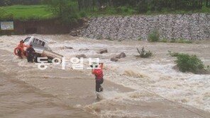 급류에 휩쓸려… 위기일발 트럭운전사 구조