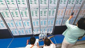 이력서 쓰는 어르신들