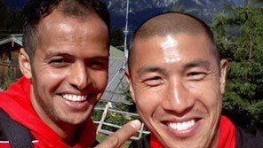 차두리, 팀 동료에 빛나는 이마 과시… 뒤에는 먹구름?