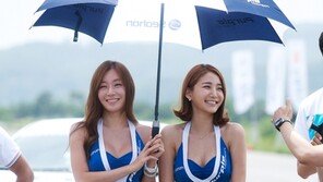[포토] 레이싱모델 둘이서 살 맞대고 ‘태양 피하기!’