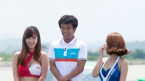 [포토] 두 레이싱모델, 끝장 몸매에…‘심권호 공중부양’