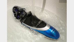 그는 왜 전기면도기로 거품면도를 할까