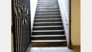 지하철 ‘귀신들린 계단’ 동영상 인기