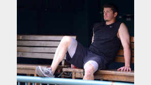 [포토] ‘한일 레전드 매치’ 레전드들의 훈련 구경하는 프록터