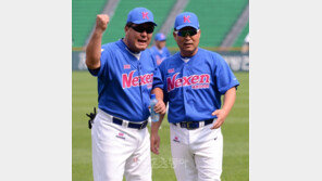 [포토] ‘한일 레전드 매치’ 김성한-이만수 ‘화이팅!’