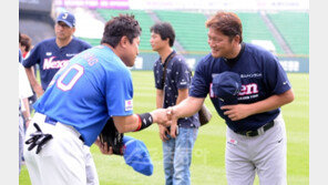 [포토] ‘한일 레전드 매치’ 양준혁-사사키, 웃는 모습으로 악수