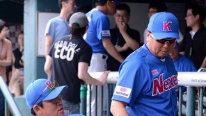 [포토] ‘한일 레전드 매치’ 조계현-선동열, 의미심장한 싸인