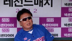 [포토] ‘한일 레전드 매치’ 선동열 ‘긴장되서 그런지 야구화가 안들어가네’