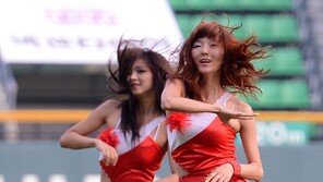 [포토] ‘한일 레전드 매치’ 치어리더, 환상 웨이브+각선미로 ‘시선집중’