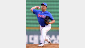 [포토] ‘한일 레전드 매치’ 이만수, 투구 표정이 일품!
