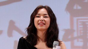 [포토] 이하늬, 인사 도중 드레스 ‘스르륵’ 