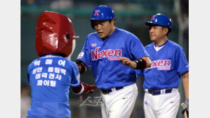 [포토] ‘한일 레전드 매치’ 양준혁, 득점 성공에 턱돌이와 하이파이브