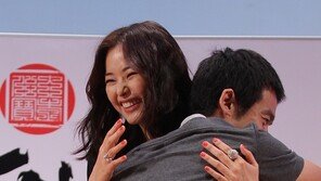 [포토] 이하늬, 팬과 격한 포옹 男心 ‘부러워’
